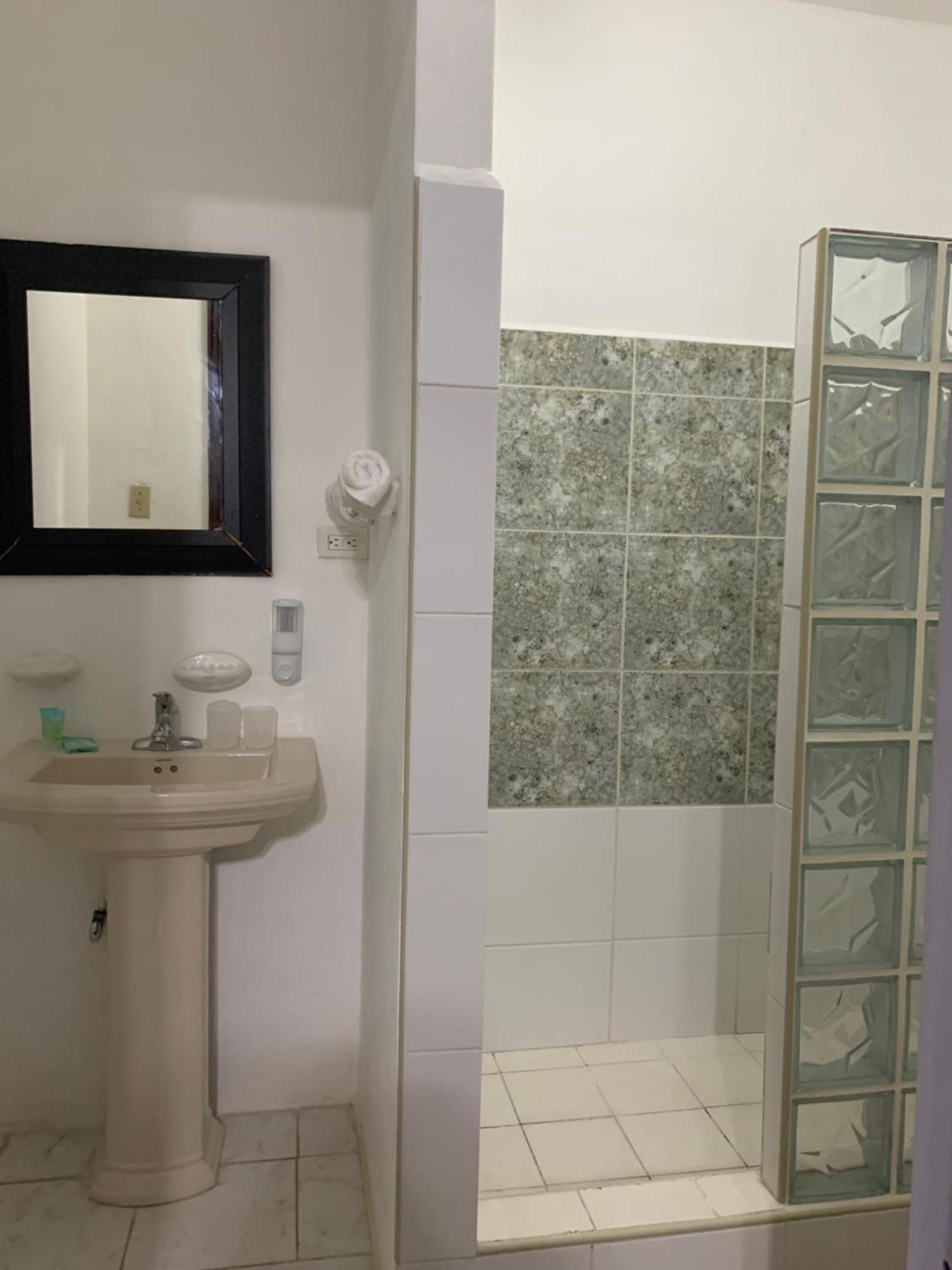 Bonefish Hotel Dangriga Luaran gambar